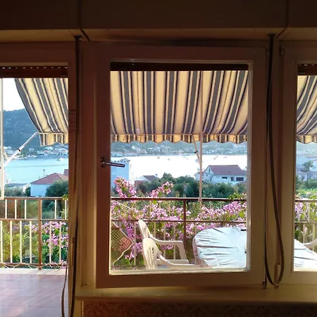 In 100m From The Sea * Vinišće